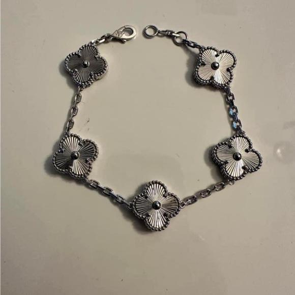White gold plated clover bracelet. New. - Picture 1 of 1